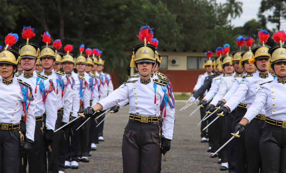 PMPR entrega Espadim Tiradentes para 106 cadetes do curso de ofici ais