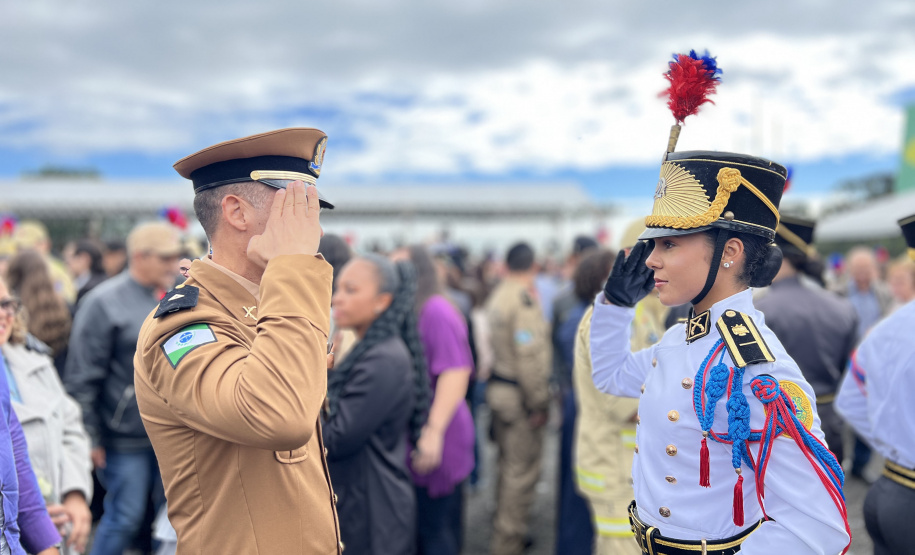 PMPR entrega Espadim Tiradentes para 106 cadetes do curso de ofici ais