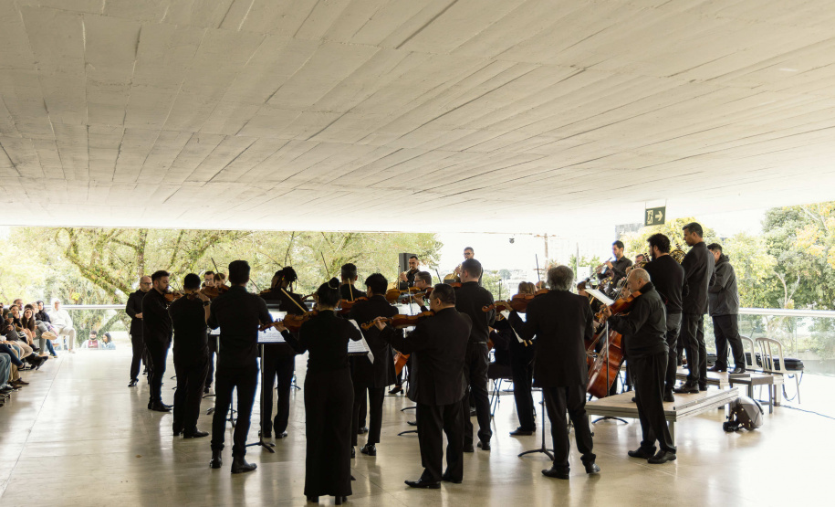 Concerto da Orquestra Sinfônica do Paraná no Museu Oscar Niemeyer é sucesso de público