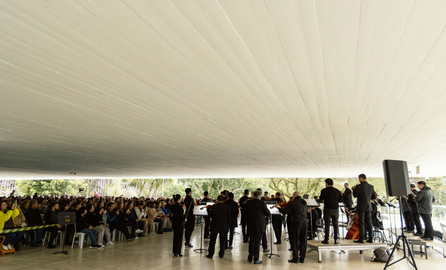 Concerto da Orquestra Sinfônica do Paraná no Museu Oscar Niemeyer é sucesso de público