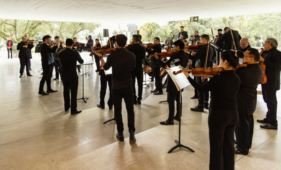Concerto da Orquestra Sinfônica do Paraná no Museu Oscar Niemeyer é sucesso de público