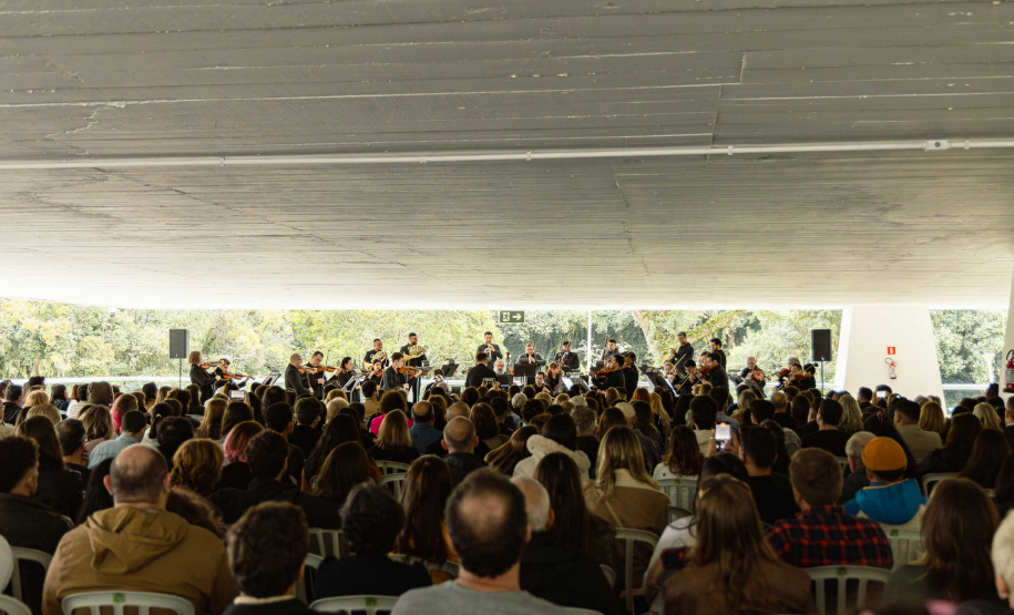 Concerto da Orquestra Sinfônica do Paraná no Museu Oscar Niemeyer é sucesso de público