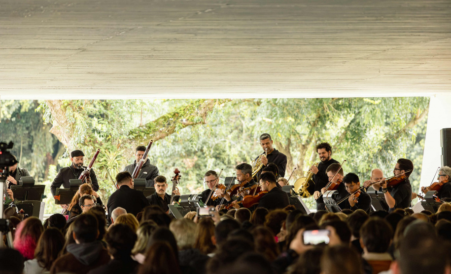 Concerto da Orquestra Sinfônica do Paraná no Museu Oscar Niemeyer é sucesso de público