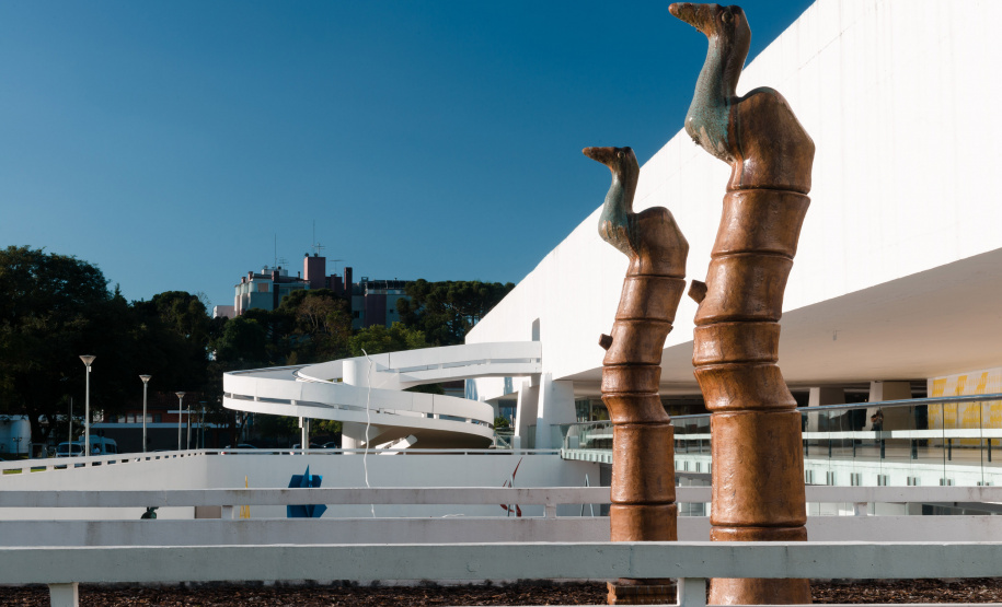 MON é destaque em importante publicação de arte internacional