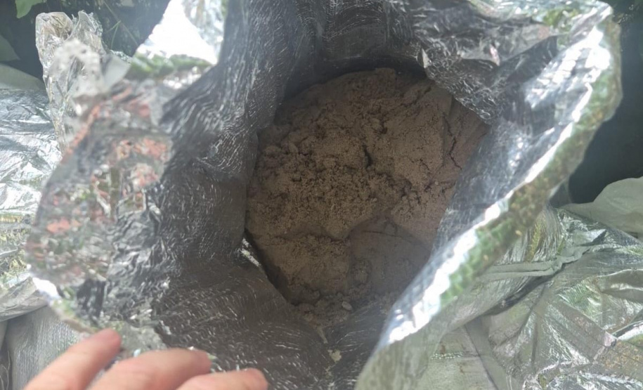 Ação de fiscalização do IAT apreendeu materiais de construção que estavam entrando de maneira ilegal na Ilha do Mel.