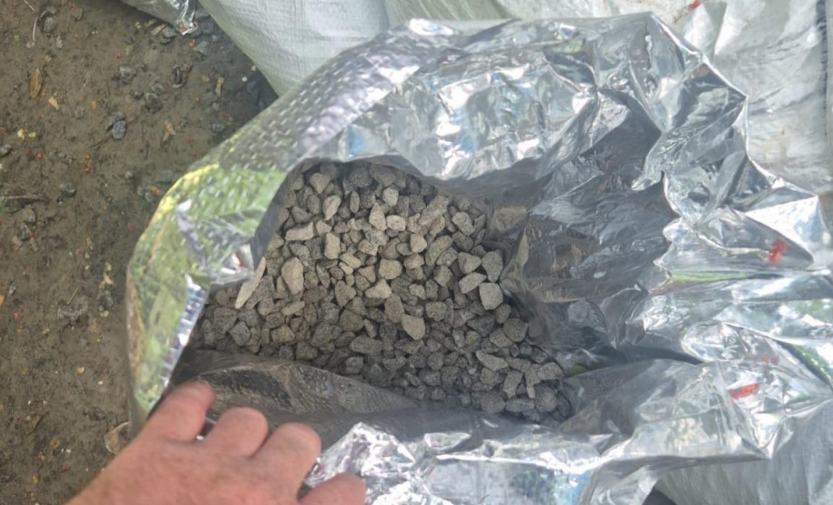 Ação de fiscalização do IAT apreendeu materiais de construção que estavam entrando de maneira ilegal na Ilha do Mel.