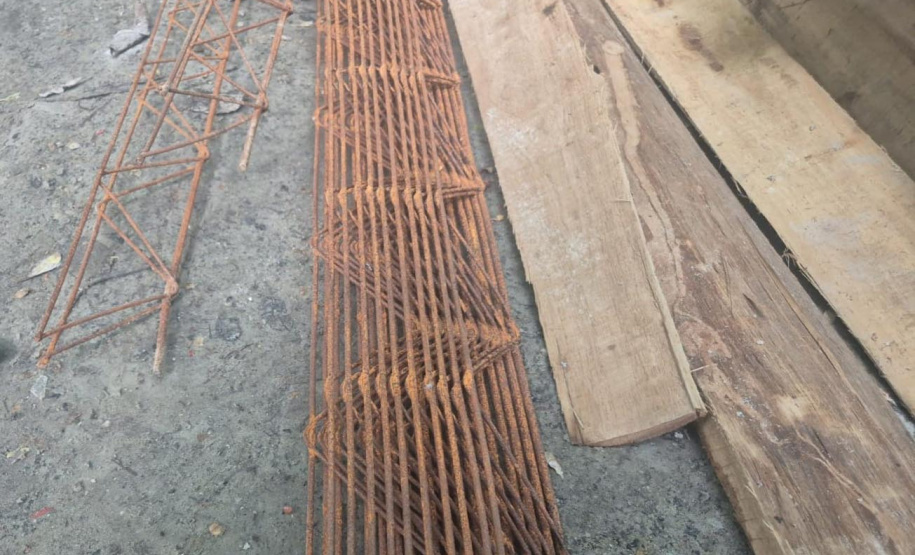 Ação de fiscalização do IAT apreendeu materiais de construção que estavam entrando de maneira ilegal na Ilha do Mel.