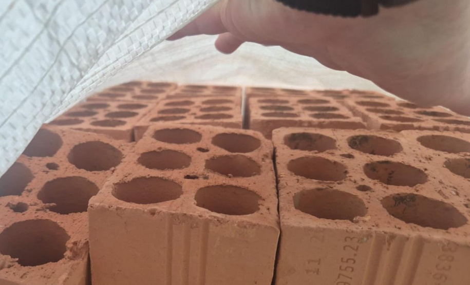 Ação de fiscalização do IAT apreendeu materiais de construção que estavam entrando de maneira ilegal na Ilha do Mel.