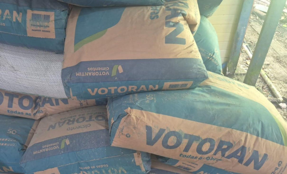 Ação de fiscalização do IAT apreendeu materiais de construção que estavam entrando de maneira ilegal na Ilha do Mel.