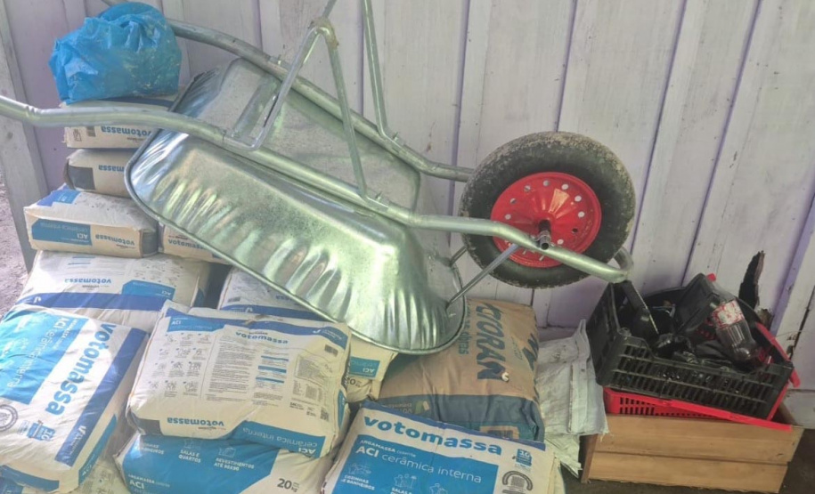 Ação de fiscalização do IAT apreendeu materiais de construção que estavam entrando de maneira ilegal na Ilha do Mel.