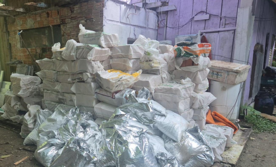 Ação de fiscalização do IAT apreendeu materiais de construção que estavam entrando de maneira ilegal na Ilha do Mel.