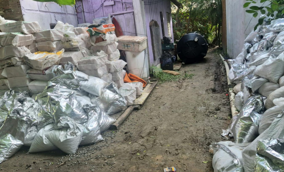 Ação de fiscalização do IAT apreendeu materiais de construção que estavam entrando de maneira ilegal na Ilha do Mel.