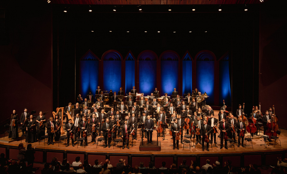 Maestro holandês Vincent de Kort rege a Orquestra Sinfônica do Paraná em concerto neste domingo