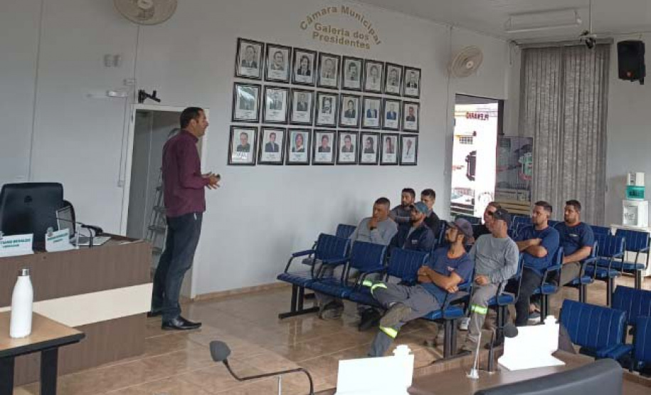 Em Rebouças, voluntários da Copel orientam estudantes sobre cuidados com a rede elétrica