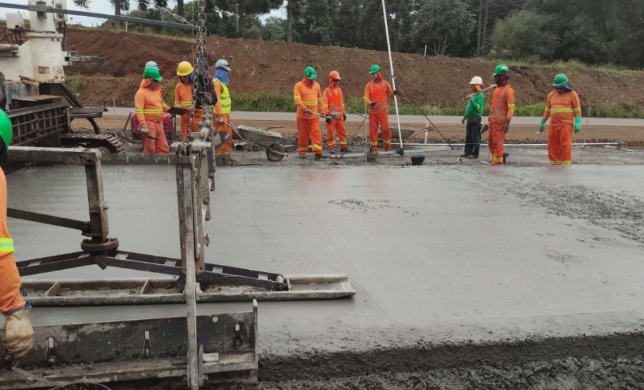 primeiras placas de concreto da duplicação da PRC-466 entre Guarapuava e Palmeirinha