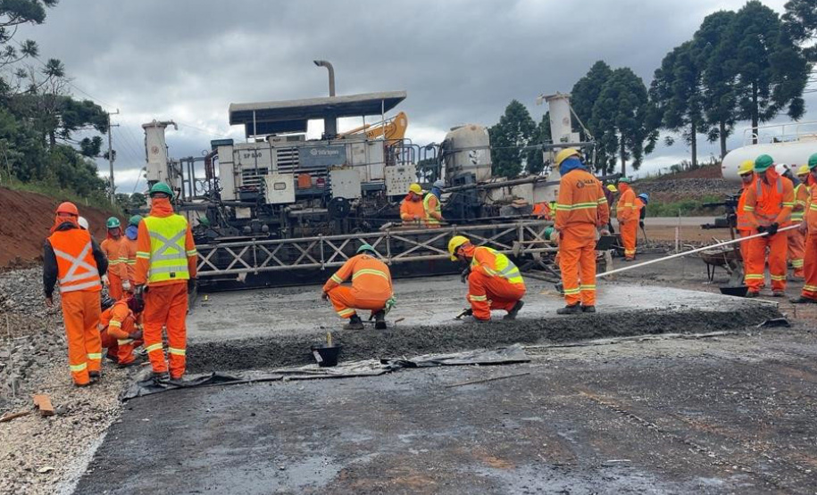 primeiras placas de concreto da duplicação da PRC-466 entre Guarapuava e Palmeirinha