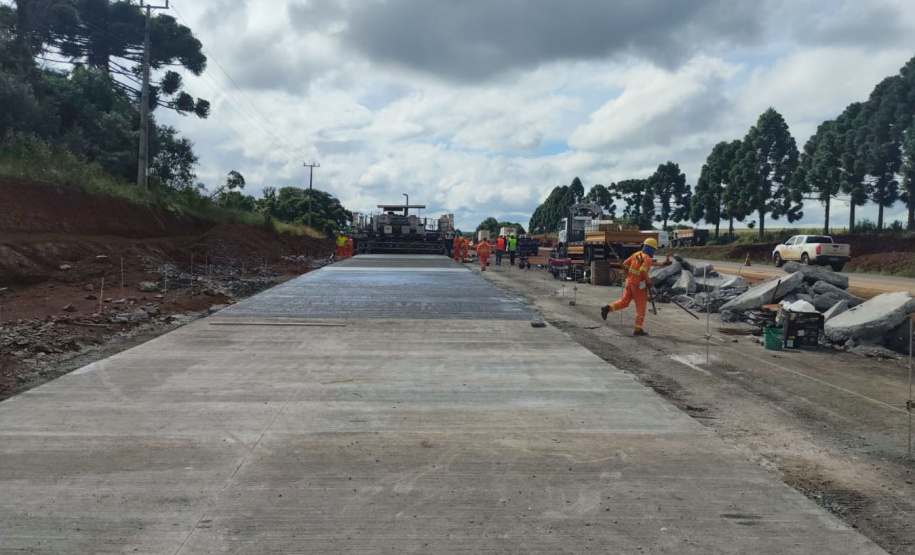 primeiras placas de concreto da duplicação da PRC-466 entre Guarapuava e Palmeirinha