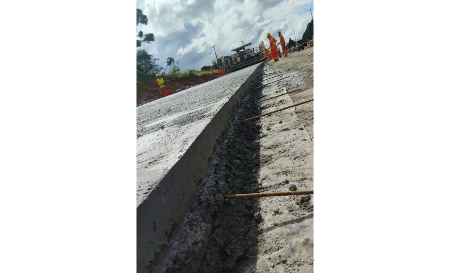 primeiras placas de concreto da duplicação da PRC-466 entre Guarapuava e Palmeirinha