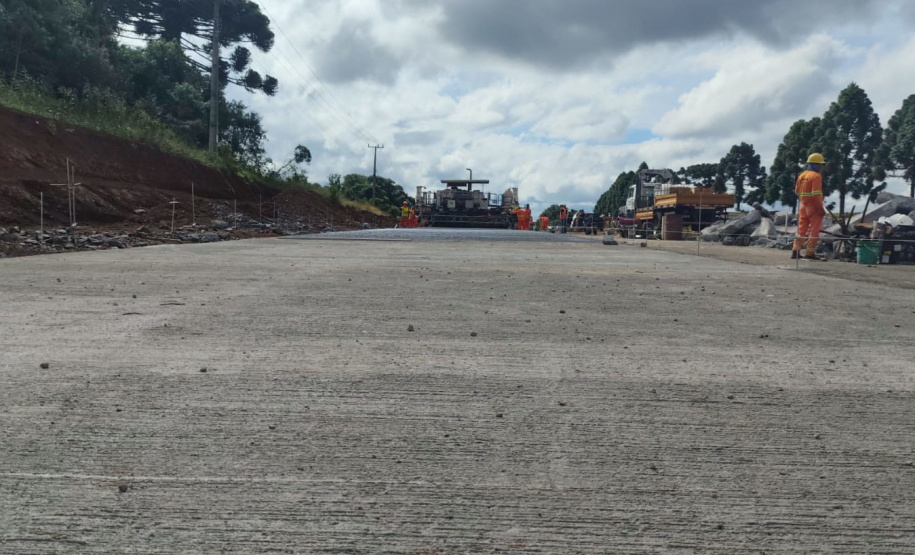 primeiras placas de concreto da duplicação da PRC-466 entre Guarapuava e Palmeirinha