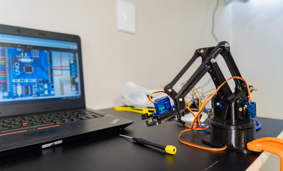 Escolas estaduais de educação em tempo integral recebem mais 3 mil kits de robótica