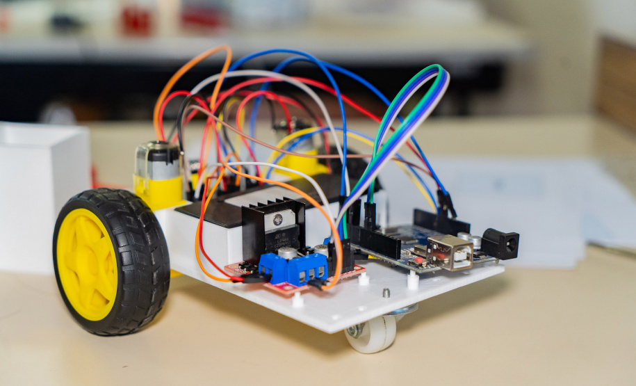 Escolas estaduais de educação em tempo integral recebem mais 3 mil kits de robótica