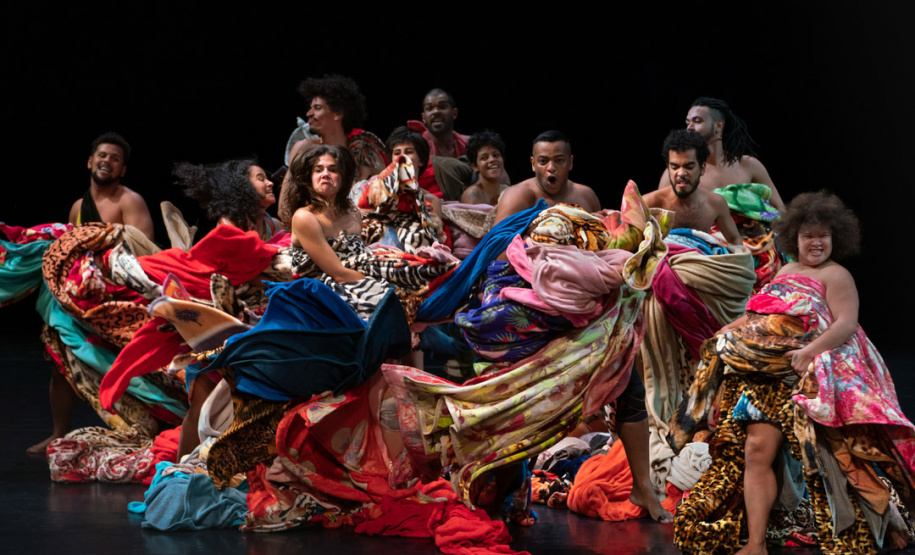 Festival Curitiba - Premiado no Brasil e com temporada em Paris, espetáculo de dança de Lia Rodrigues chega ao Teatro Guaíra