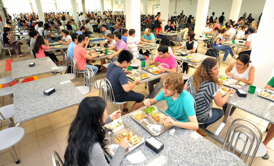 Governador sanciona lei que garante segurança alimentar a universitários no Paraná