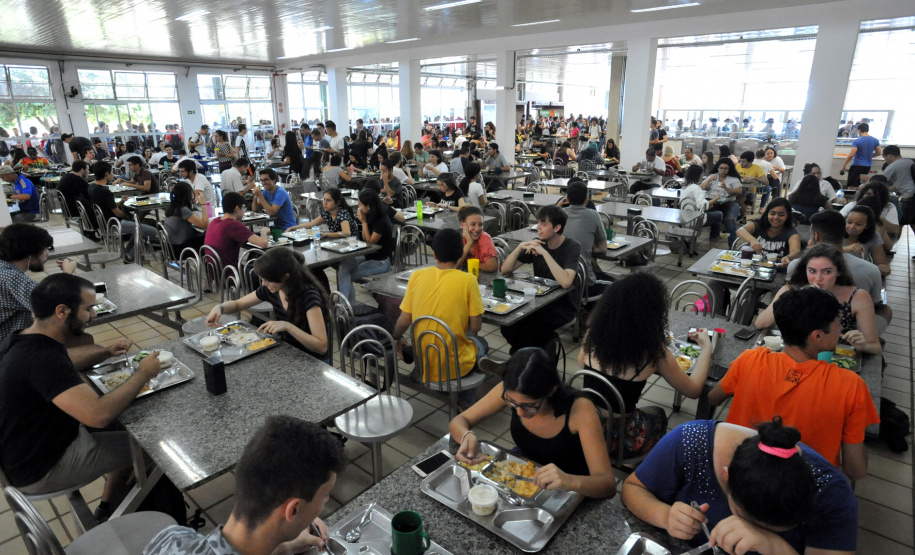 Governador sanciona lei que garante segurança alimentar a universitários no Paraná