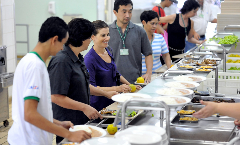 Governador sanciona lei que garante segurança alimentar a universitários no Paraná