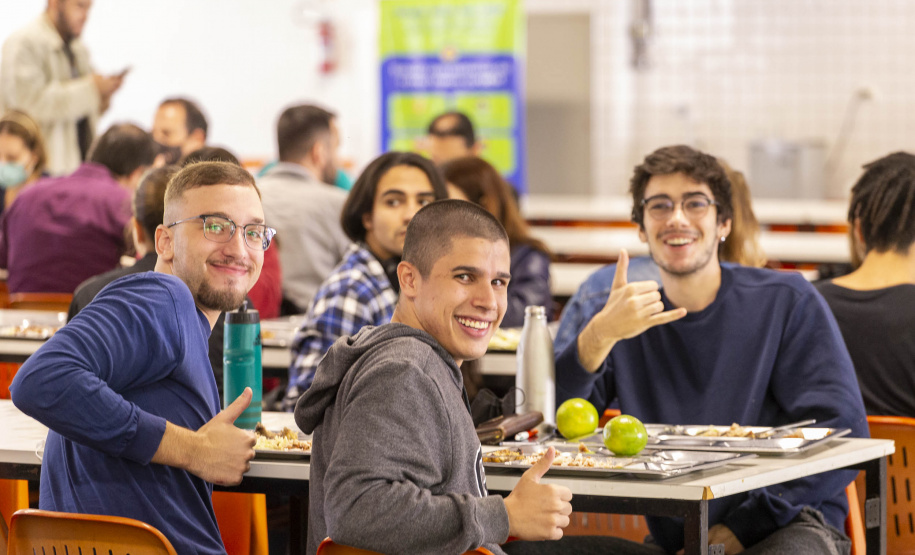 Governador sanciona lei que garante segurança alimentar a universitários no Paraná