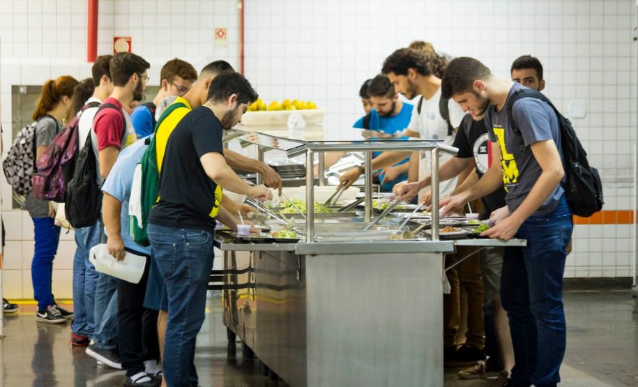 Governador sanciona lei que garante segurança alimentar a universitários no Paraná