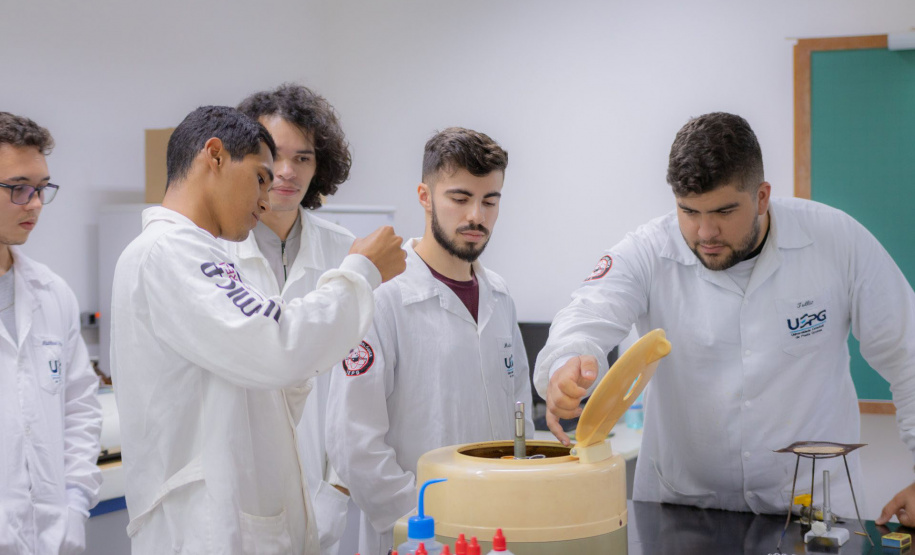 SETI Paraná seleciona profissionais para modernizar indústrias; remuneração é de R$ 5,1 mil