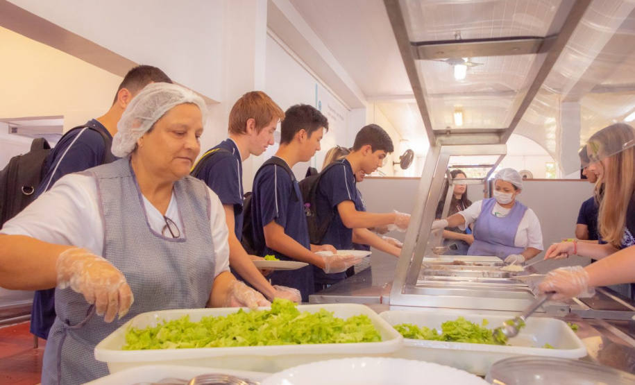 Governador sanciona lei que garante segurança alimentar a universitários no Paraná