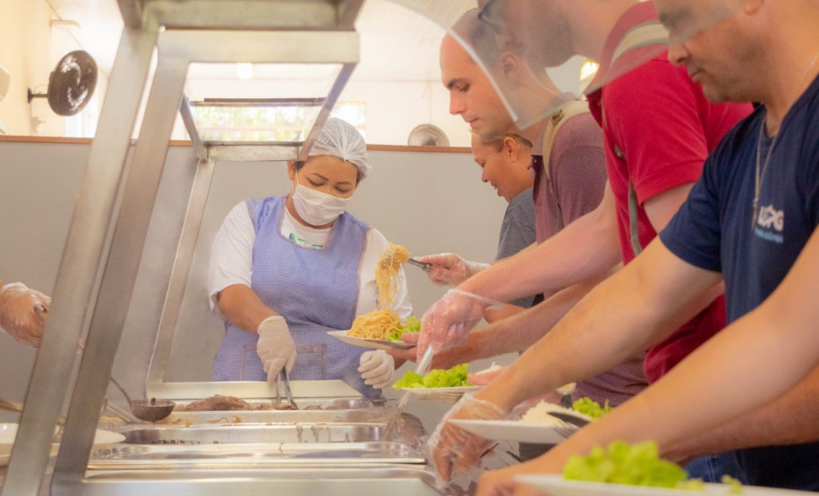 Governador sanciona lei que garante segurança alimentar a universitários no Paraná