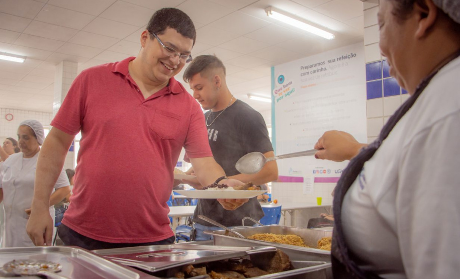 Governador sanciona lei que garante segurança alimentar a universitários no Paraná