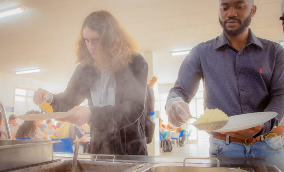 Governador sanciona lei que garante segurança alimentar a universitários no Paraná