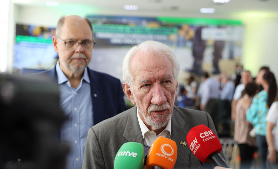 Governo do Paraná lança concurso de inovação para criação de bengalas inteligentes