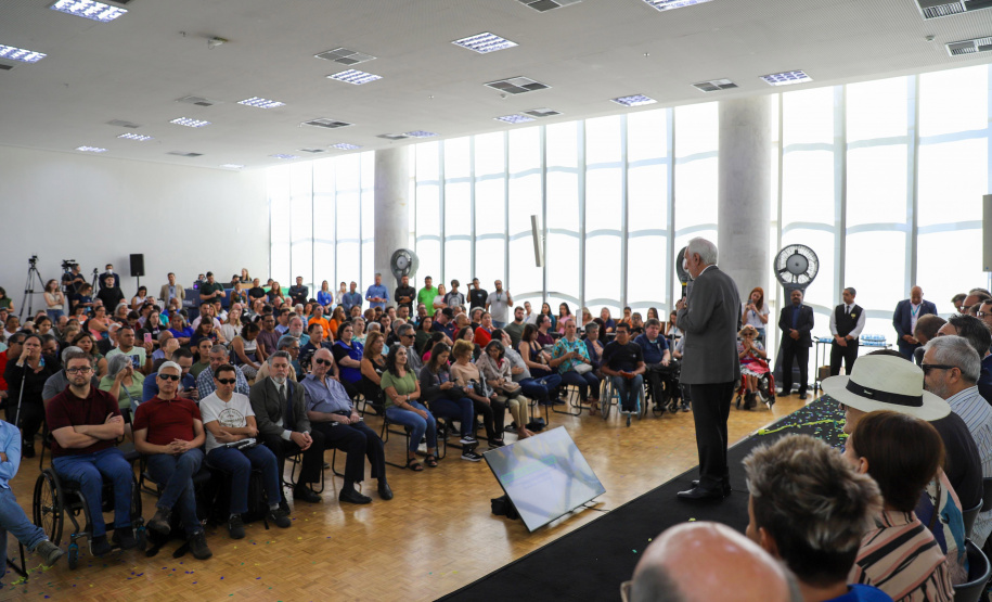 Governo do Paraná lança concurso de inovação para criação de bengalas inteligentes