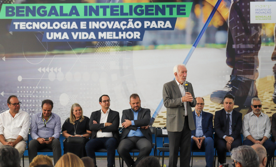 Governo do Paraná lança concurso de inovação para criação de bengalas inteligentes