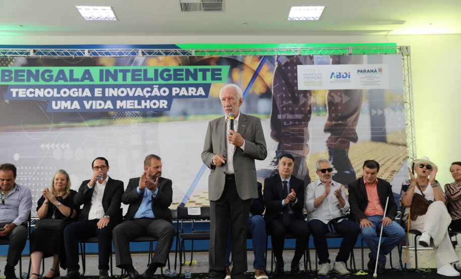 Governo do Paraná lança concurso de inovação para criação de bengalas inteligentes