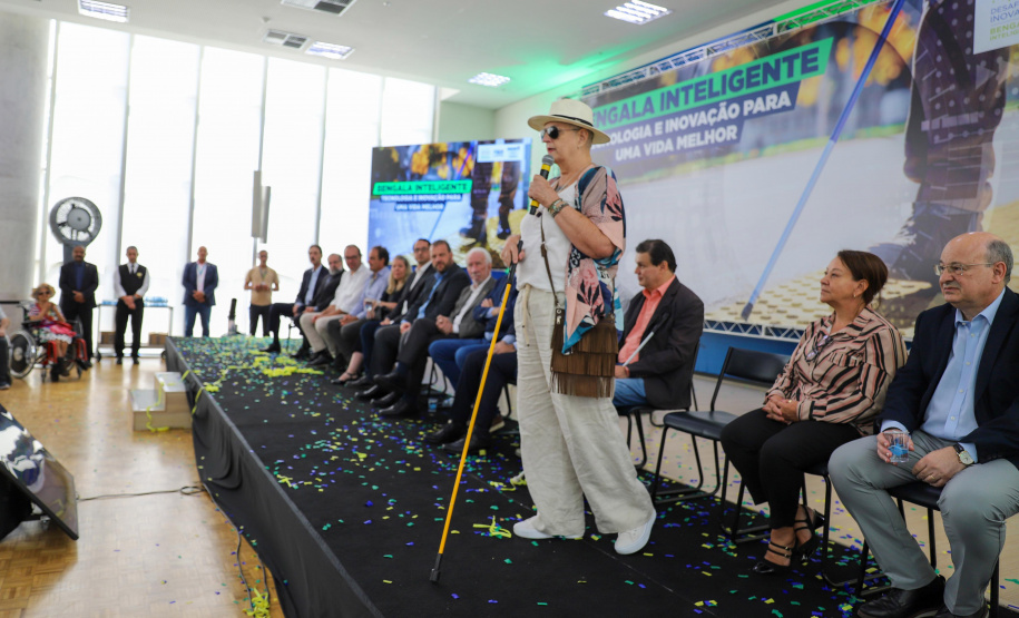 Governo do Paraná lança concurso de inovação para criação de bengalas inteligentes