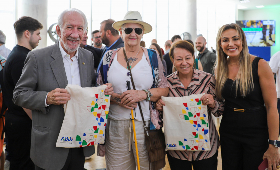 Governo do Paraná lança concurso de inovação para criação de bengalas inteligentes