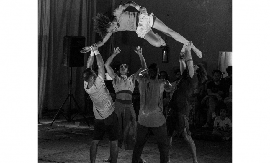 ACROBATAS REVERSO FILMES