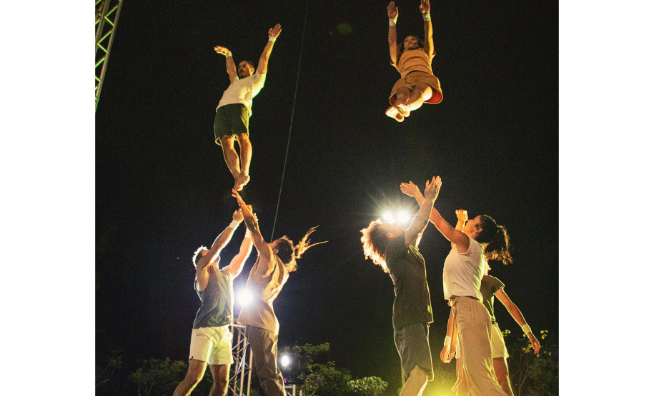 ACROBATAS REVERSO FILMES