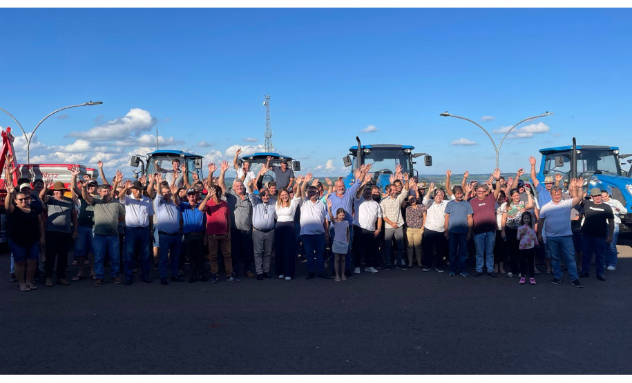 SEAB ENTREGA MÁQUINAS NOVA PRATA DO IGUAÇU