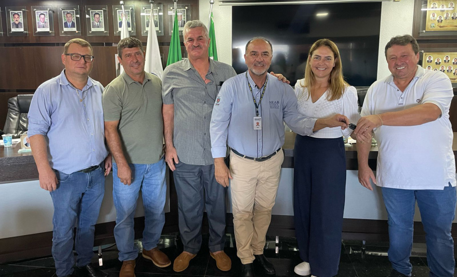 SEAB ENTREGA MÁQUINAS NOVA PRATA DO IGUAÇU