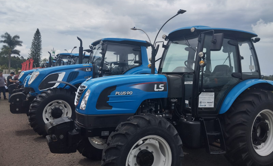 SEAB ENTREGA MÁQUINAS NOVA PRATA DO IGUAÇU