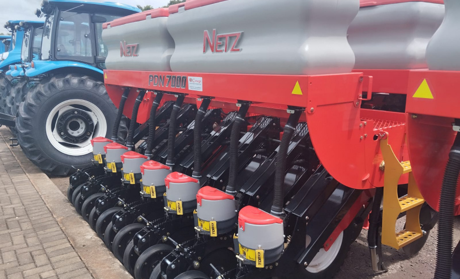 SEAB ENTREGA MÁQUINAS NOVA PRATA DO IGUAÇU