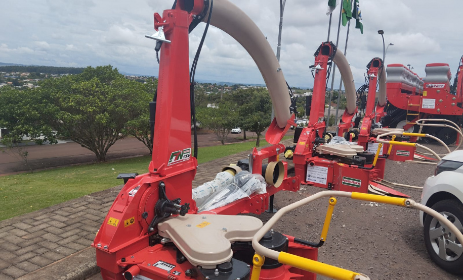 SEAB ENTREGA MÁQUINAS NOVA PRATA DO IGUAÇU