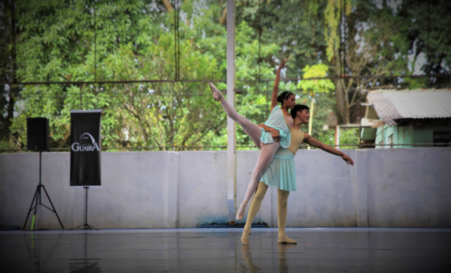 Escola de Dança Teatro Guaíra encanta cerca de 750 alunos em apresentação em colégio estadual de Curitiba